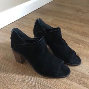 100% Suede Lucky Brand Heel in 6.5.